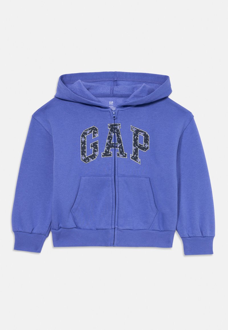 Haut à capuche zippé bleu avec une poche avant, arborant le logo "GAP" dans un motif floral sombre. Fabriqué en tissu doux avec des poignets élastiques.