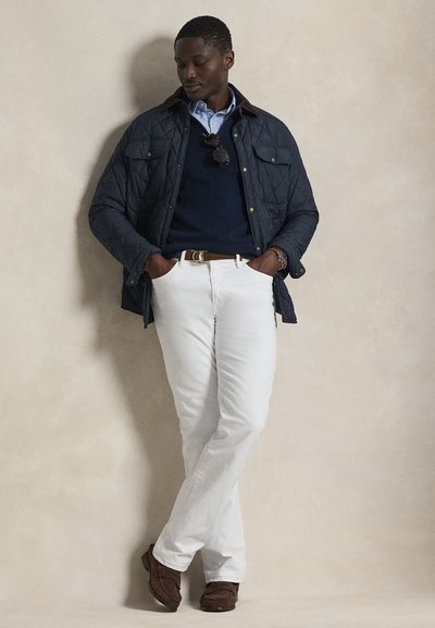 Tamsiai mėlynas dygsniuotas švarkelis su ruda apykakle, mėlynas megztinis ir baltos kelnės. Rudi batai užbaigia aprangą. Paprastas dizainas su funkcionaliomis kišenėmis.