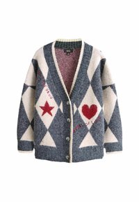 Stickad cardigan med ett grått och krämfärgat argyle-mönster, prydd med en röd stjärna och hjärta. Knäppning fram; ribbade ärmslut och fåll.