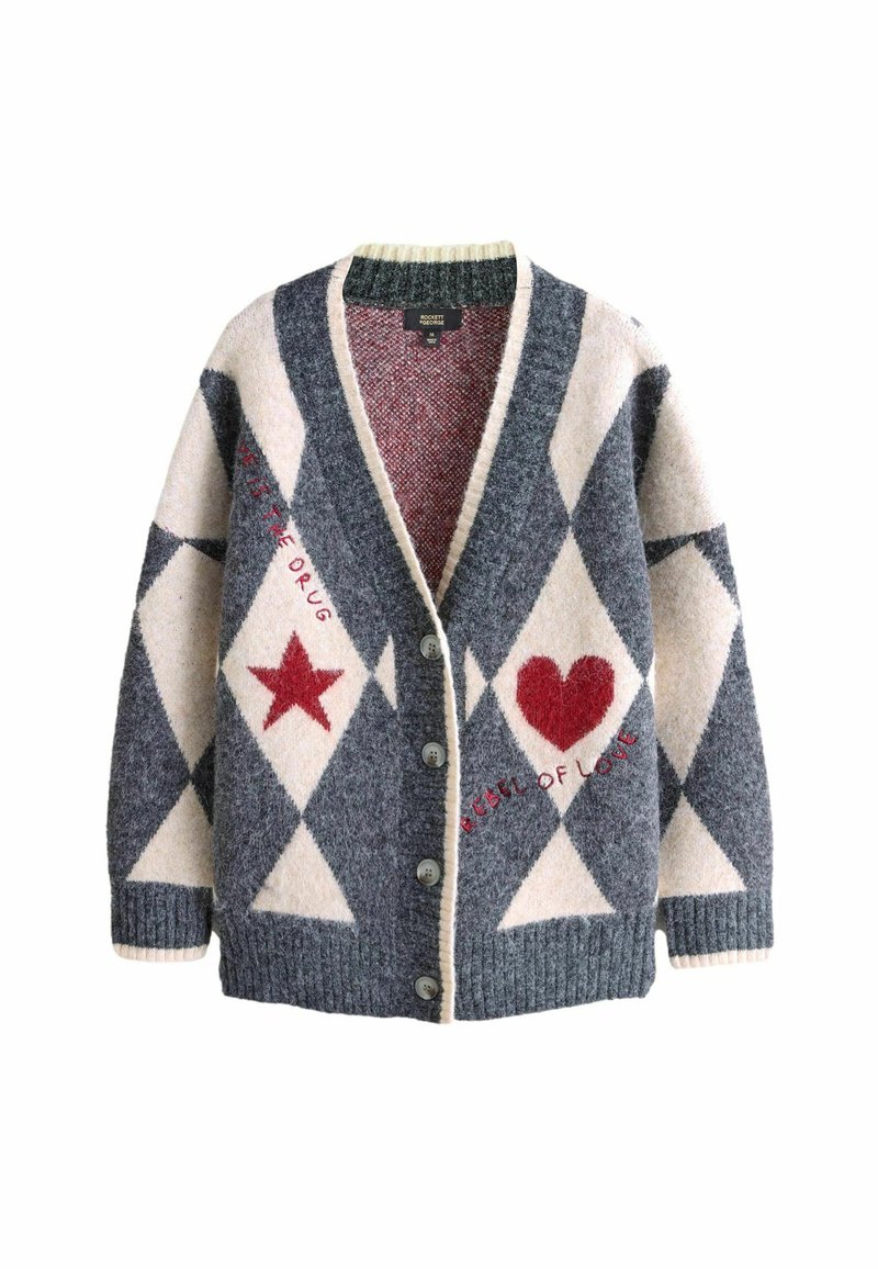 Stickad cardigan med ett grått och krämfärgat argyle-mönster, prydd med en röd stjärna och hjärta. Knäppning fram; ribbade ärmslut och fåll.