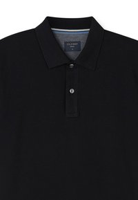 Zwart poloshirt met twee knopen op de knoopsluiting, klassieke kraag en een binnenlabel met daarop "OLYMP Casual M."