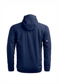 Marineblaue wasserdichte Jacke mit angesetzter Kapuze, langen Ärmeln und kleinem weißen Logo am rechten Oberarm, von hinten gezeigt.