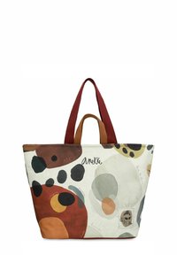 Ampia borsa a mano con motivo astratto multicolore, principalmente in crema, marrone, verde e nero. Presenta manici in tessuto rosso e una targhetta con il logo.