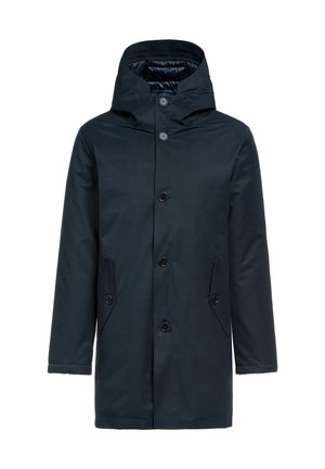 Granatowy wodoodporny płaszcz z wysokim kołnierzem, kapturem, zapięciem na guziki z przodu oraz dwiema bocznymi kieszeniami z klapką. Gładka tekstura.