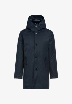 Granatowy wodoodporny płaszcz z wysokim kołnierzem, kapturem, zapięciem na guziki z przodu oraz dwiema bocznymi kieszeniami z klapką. Gładka tekstura.