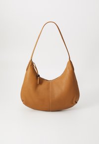 Brun lær hobo-veske med en buet form, én stropp, glidelås lukking og subtile sømdetaljer. Glatt tekstur med minimal maskinvare.