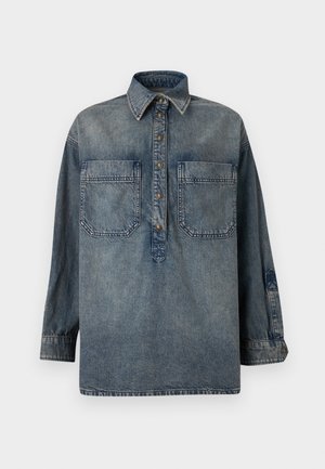 Modrá denimová košeľa s dlhými rukávmi, vyblednutá, s predným zapínaním na gombíky, špicatým golierom, dvoma veľkými náprsnými vreckami a manžetami na gombíky.