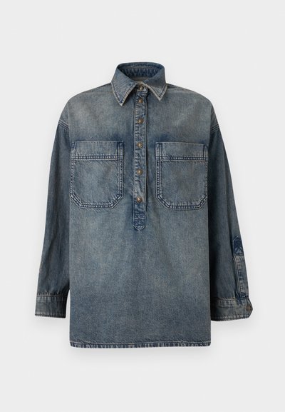 Μπλε ξεθωριασμένο τζιν πουκάμισο με μακριά μανίκια, εμπρόσθια πατιλέτα με κουμπιά, μυτερό γιακά, δύο μεγάλες τσέπες στο στήθος και μανσέτες με κουμπιά.