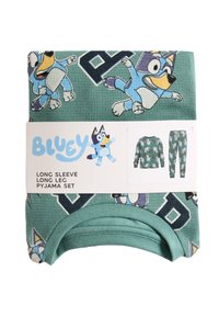 Ensemble de pyjama vert clair avec manches longues et jambes longues, présentant un imprimé du personnage ludique Bluey et une texture côtelée. Comprend des détails sur l'emballage.