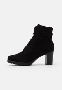 Schwarze Wildleder-Stiefeletten mit einer Schnür-Design, runder Zehenpartie und dicker Absatz. Verfügt über gestickte Details und eine strukturierte Absatzakzent.