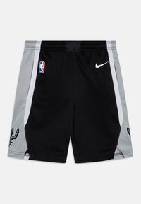 Czarno-szare spodenki do koszykówki z logo NBA, swooshem Nike i emblematem San Antonio Spurs po bokach, leżące na białym tle.