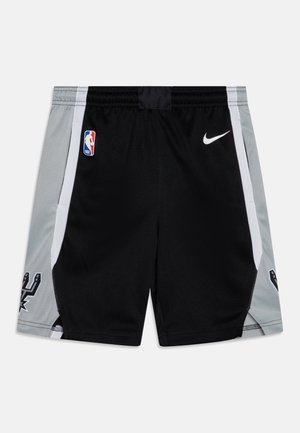 Czarno-szare spodenki do koszykówki z logo NBA, swooshem Nike i emblematem San Antonio Spurs po bokach, leżące na białym tle.