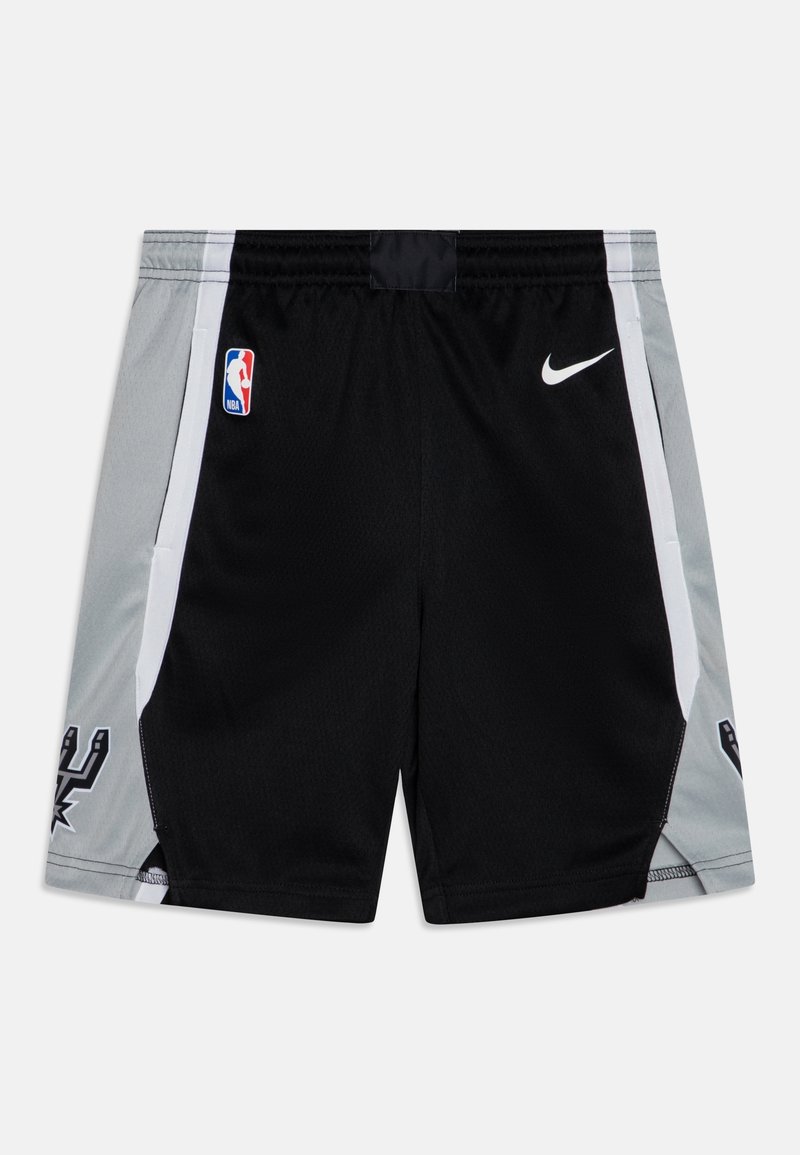 Czarno-szare spodenki do koszykówki z logo NBA, swooshem Nike i emblematem San Antonio Spurs po bokach, leżące na białym tle.