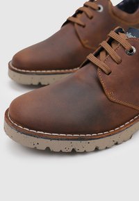 CallagHan Chaussures à lacets - camel