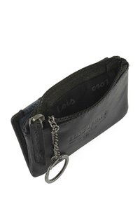 Billetera de cuero negra con cierre de cremallera, accesorio para llavero y logo impreso en el interior. Forma rectangular compacta con un acabado texturizado.