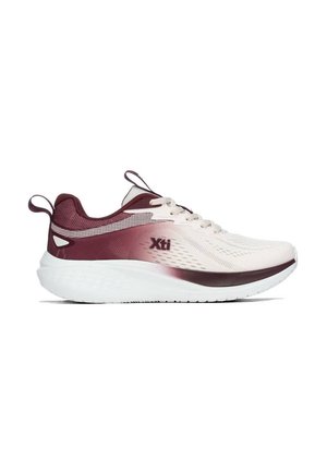Zapatilla deportiva blanca y granate con suela blanca gruesa, cordones, lengüetas en el talón y la lengüeta, y logo "Xti" en el lateral.