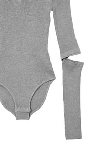 Grauer, gerippter Langarm-Body mit einem Ausschnitt an einem Ärmel; verfügt über einen dehnbaren, strukturierten Stoff und eine figurbetonte Passform.