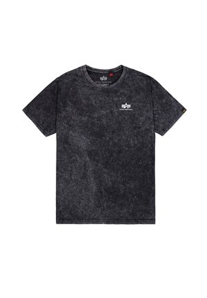 Camiseta de manga corta gris oscuro hecha de algodón, con una sutil textura desvanecida y un logo blanco en el pecho izquierdo. Diseño clásico de cuello redondo.
