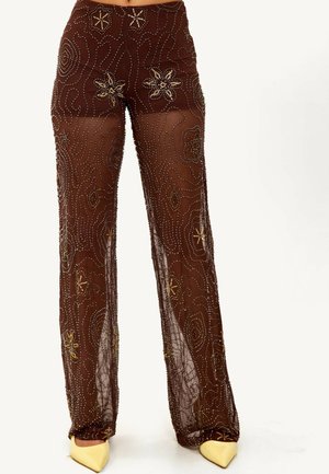 Bruine transparante broek met ingewikkelde beadwork patronen en bloem ontwerpen in goud en zilver. Beschikt over een vloeiende silhouet en een brede pijp snit.