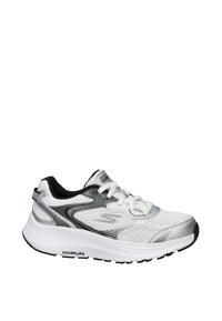 Zapatilla deportiva blanca y plateada con parte superior de malla, cierre de cordones, suela acolchada y detalles en negro. Presenta un diseño texturizado y detalle del logotipo.