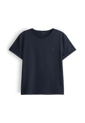 Marineblaues T-Shirt mit kurzen Ärmeln, aufgeschlagenen Bündchen und kleinem Herz-Emblem auf der linken Brust.