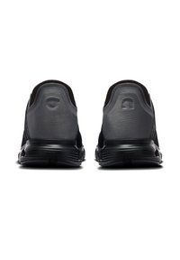 Schwarze Sportschuhe mit strukturiertem Obermaterial und glatter schwarzer Sohle. Reflektierende graue Fersenakzente erhöhen die Sichtbarkeit. Minimalistisches Design.