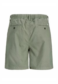 Pantalones cortos verdes de tela con una textura suave, que cuentan con una cintura elástica y dos bolsillos traseros con cierres de botón.