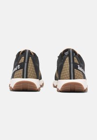 Zapatillas texturizadas en negro y marrón con parte superior de malla transpirable, entresuela blanca y suela de goma con la marca Timberland.