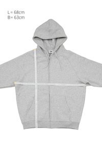 Grauer Kapuzenpullover mit Reißverschluss, Kapuze und Fronttaschen, mit Maßband gemessen, Breite 63 cm und Länge 68 cm auf weißem Hintergrund.