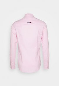 Rosa Langarmhemd aus Baumwolle. Verfügt über einen Button-Down-Kragen, Knöpfe an den Manschetten und ein kleines Logodetail am Nacken.