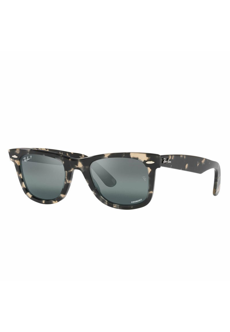 Gafas de sol con patrón de carey y lentes grises, con un marco de plástico grueso y una forma clásica. Los detalles incluyen la marca.