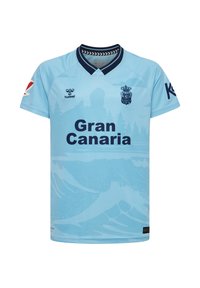 Ljusblå fotbollsdräkt med marinblå krage, texten "Gran Canaria", lagets märke, sponsorlogotyper samt subtila våg- och skogsmönster.