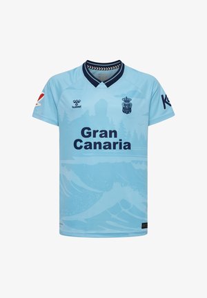 Lichtblauw voetbalshirt met marineblauwe kraag, tekst "Gran Canaria", teamembleem, sponsorlogotikken en subtiele golf- en bospatronen.