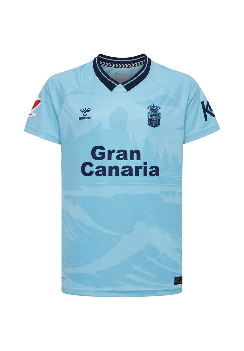 Ljusblå fotbollsdräkt med marinblå krage, texten "Gran Canaria", lagets märke, sponsorlogotyper samt subtila våg- och skogsmönster.