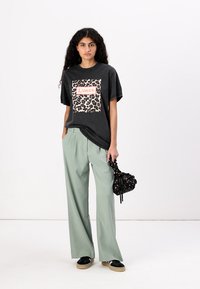 ONLY ONLFLEUR LIFE TEE - Tričko s potlačou - black