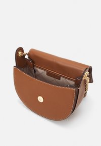 Borsa a tracolla in pelle marrone con pattina arrotondata, hardware dorato, tracolla a catena e finitura texturizzata. L'interno presenta una fodera chiara.