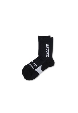 Schwarze Sportsocken mit weißem "BROOKS"-Logo am Knöchel und im Bereich der Fußgewölbeunterstützung, für sportliche Aktivitäten entwickelt.