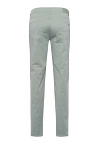 Lichtgrijze broek met een slim fit, voorzien van een soepele textuur, voorzakken en twee achterzakken met decoratieve stiksels.