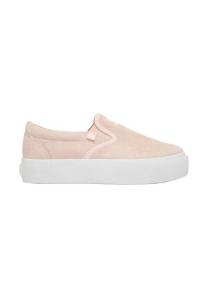 Lyserød ruskind slip-on sneaker med tyk hvid gummisål og elastiske sidepaneler for nem påtagning.