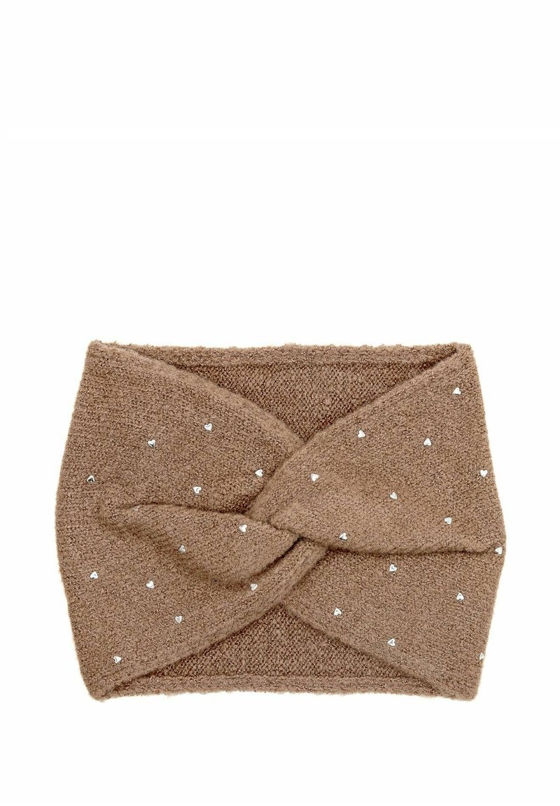 Brązowy dziany opaska na głowę z designem w formie skrętu, ozdobiona małymi, srebrnymi ćwiekami w kształcie serca, równomiernie rozmieszczonymi na tkaninie.