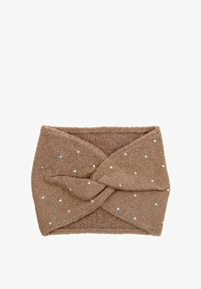 Brązowy dziany opaska na głowę z designem w formie skrętu, ozdobiona małymi, srebrnymi ćwiekami w kształcie serca, równomiernie rozmieszczonymi na tkaninie.