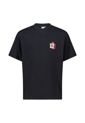 Zwarte katoenen t-shirt met een ronde hals, korte mouwen en een kleine grafische patch op de linkerborst met tekst en geometrische vormen.