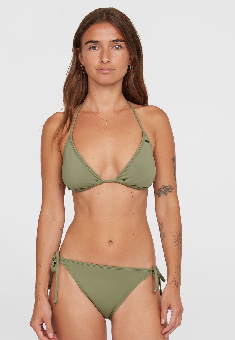 Zielona oliwkowa bikini z trójkątnym stanikiem, cienkimi ramiączkami i regulowanymi związaniami w biodrach. Gładki materiał o minimalistycznym wzornictwie.