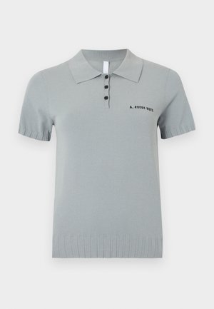 Lys grå polotrøye laget av strikket stoff, med krage, korte ermer og tre svarte knapper. "A. ROEGE HOVE" trykt i svart.