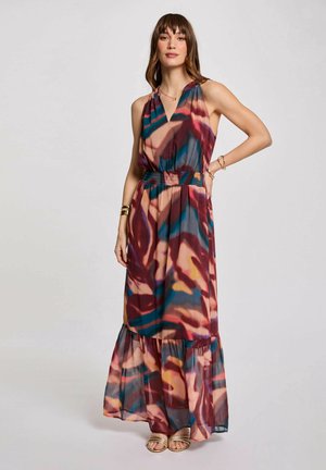 Maxi dress in tessuto fluido; presenta un motivo astratto colorato con tonalità di bordeaux, teal e pesca; vita plissettata e orlo a strati.