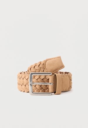 Pleteni smeđi kožni remen s pravokutnom srebrnom metalnom kopčom, uvijen na jednostavnoj svijetloj pozadini.