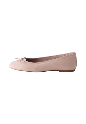 Chaussure de ballet plate rose clair avec un petit nœud sur le bout arrondi et un talon bas, vue de côté.