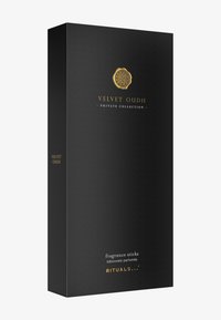 Svart rektangulær boks med teksturert overflate, gullmerke og elegant typografi. Etiketten sier "Velvet Oudh Private Collection Duftpinner."
