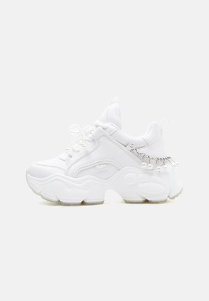 Λευκό chunky αθλητικό παπούτσι με παχιά σόλα, μπροστινό δέσιμο με κορδόνια και διακοσμητική αλυσίδα με κρεμαστά μαργαριτάρια στη φτέρνα.