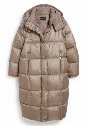 Long manteau matelassé taupe avec un col montant, une capuche amovible, deux poches latérales zippées et une fermeture à boutons-pression.